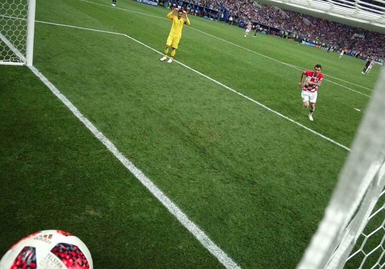 Lloris se lamenta mientras Mandzukic va a buscar el balón a la portería