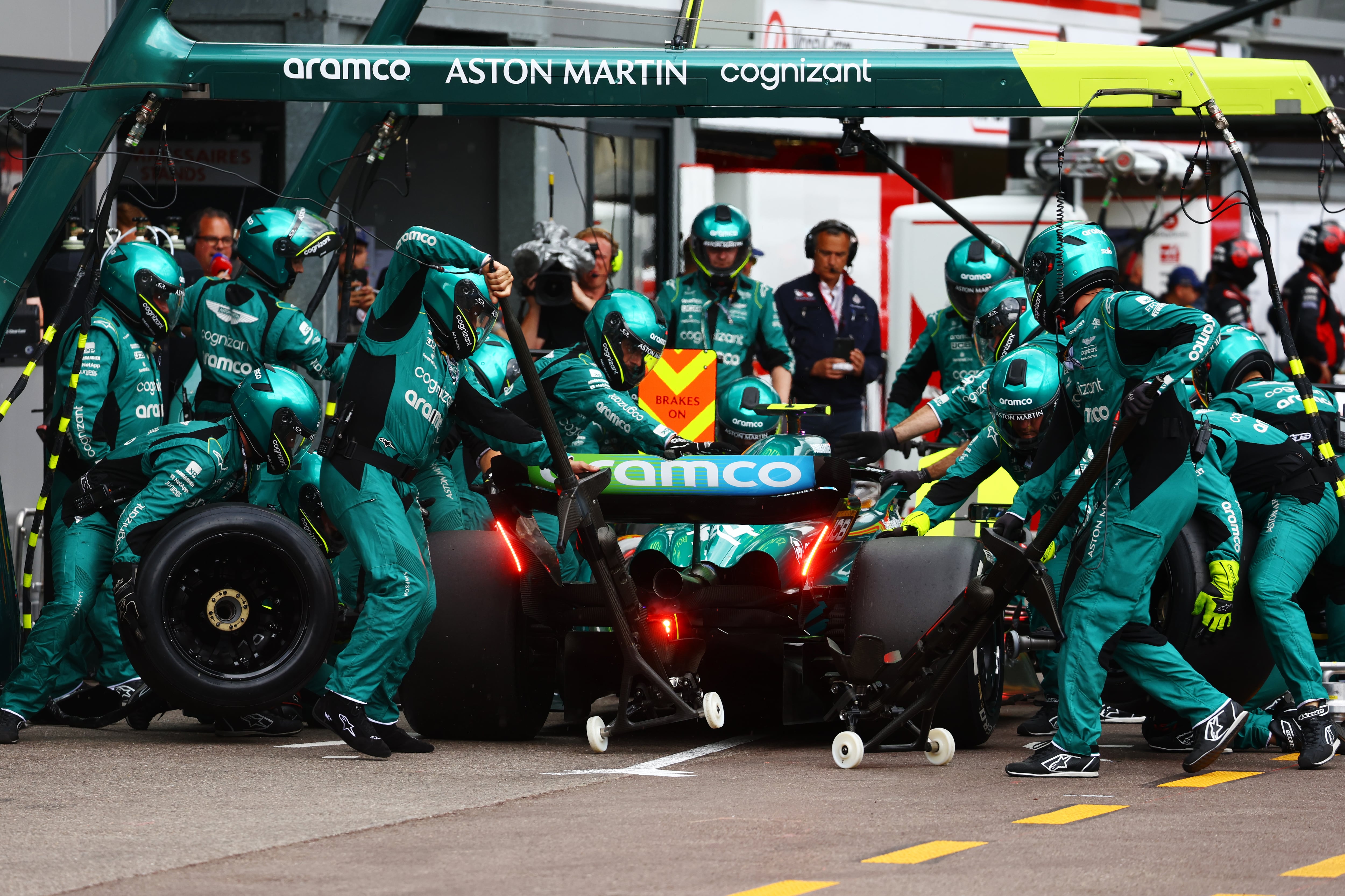 Fernando Alonso en un pitstop durante el GP de Fórmula 1 de Monaco 2023