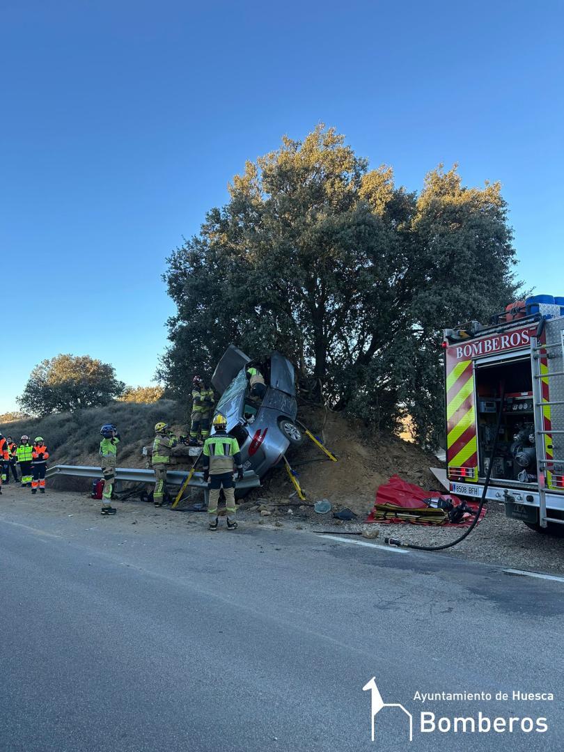 Intervención de los bomberos en el lugar del accidente