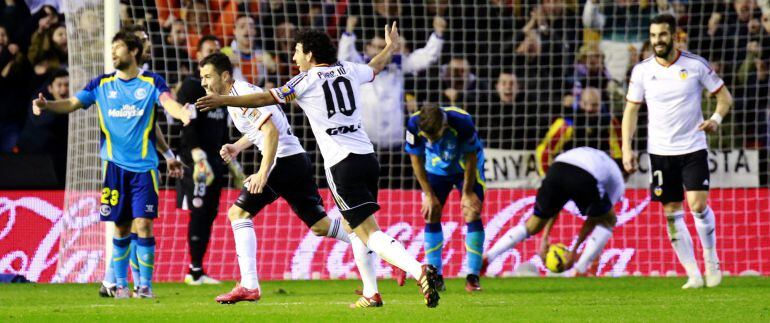 Javi Fuego celebra su gol al Sevilla en Mestalla.