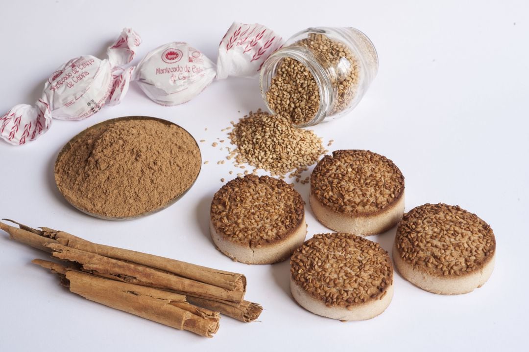 Mantecados de canela de Estepa, con algunos de sus ingredientes principales: la canela y el ajonjolí