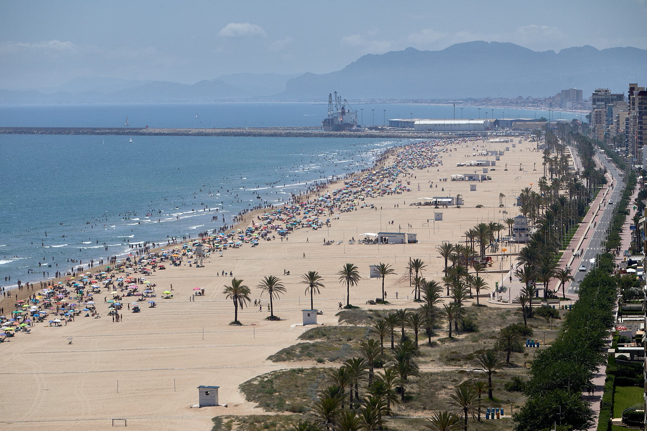 Imagen aérea de la playa de Gandia durante el pasado mes de julio