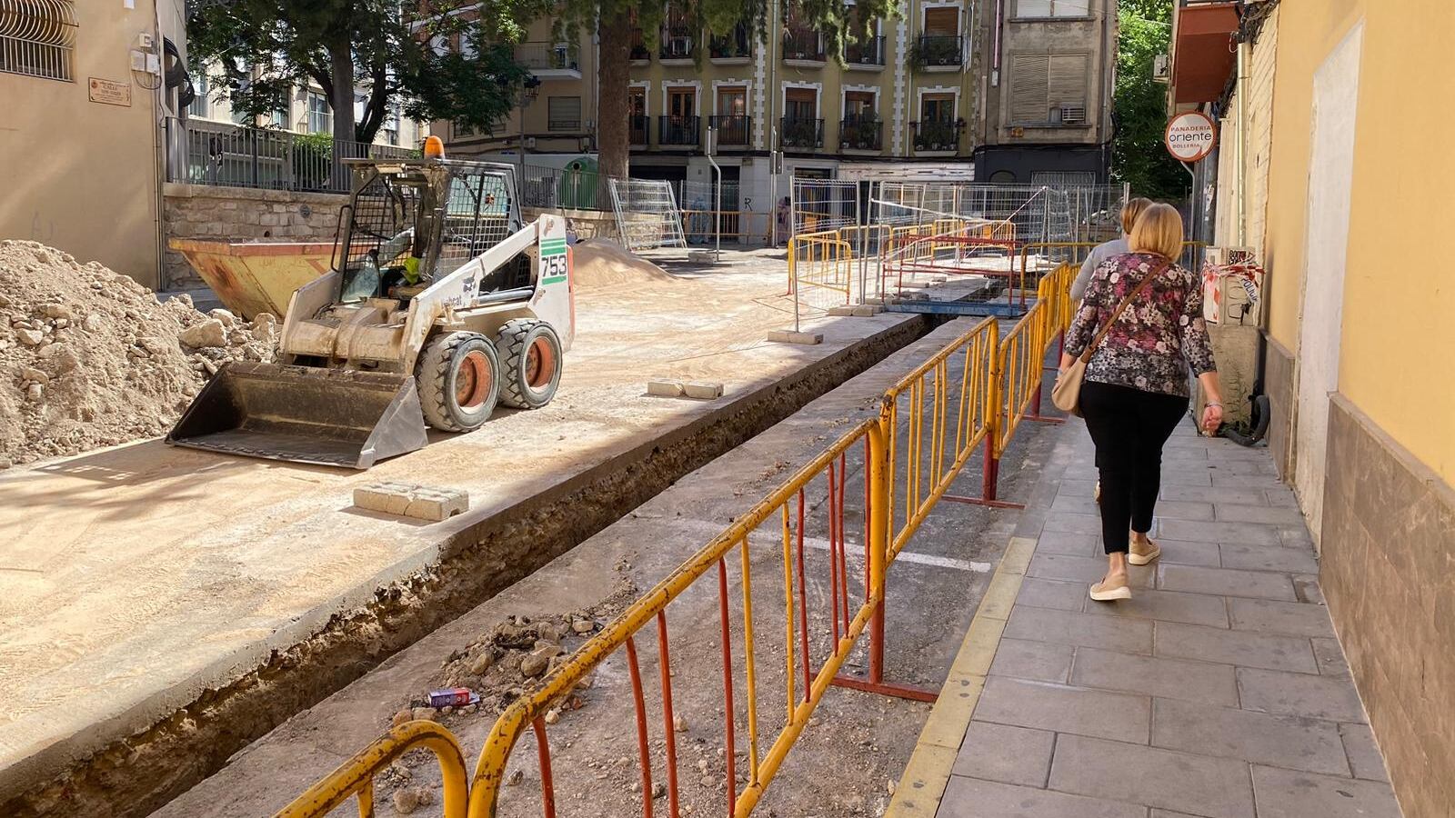 La calle se encuentra cortada al tráfico mientras se realizan las obras