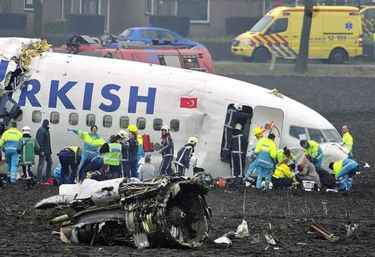 Un avión turco con 127 pasajeros y siete miembros de la tripulación se ha estrellado cuando intentaba aterrizar en el aeropuerto de Schiphol en Amsterdam. El aparato ha quedado partido en tres trozos y lo sorprendente es que no ha entrado en llamas.