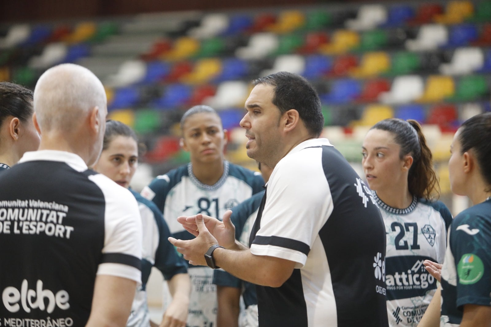 El entrenador del CBM Elche, Joaquín Rocamora, habla con sus jugadoras