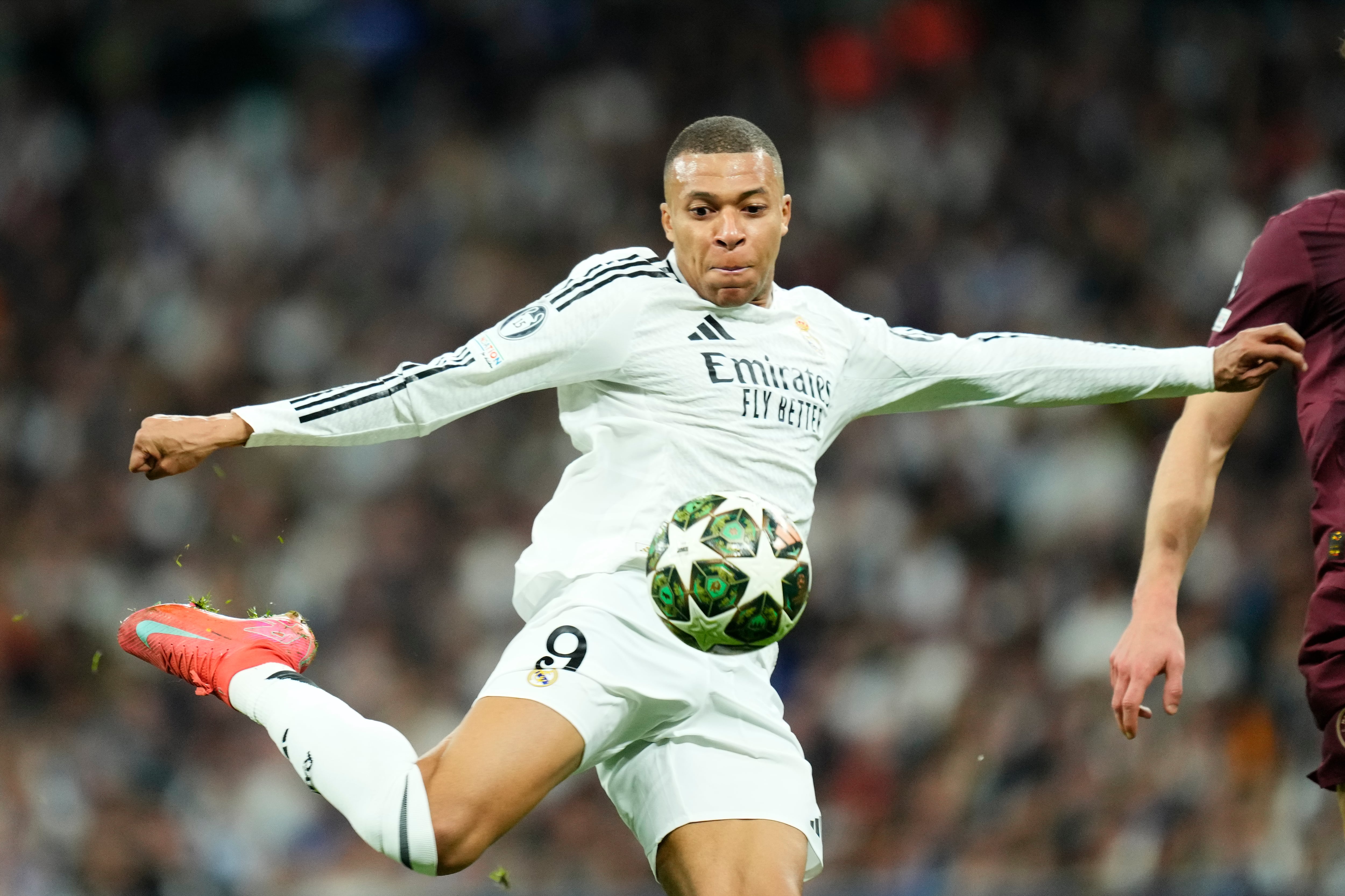 Kylian Mbappé remata a portería durante el Madrid-City de Champions