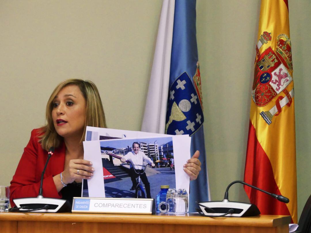 La portavoz del PP de Vigo, Elena Muñoz en un momento de su intervención en la Comisión de Investigación sobre el accidente de O Marisquiño.