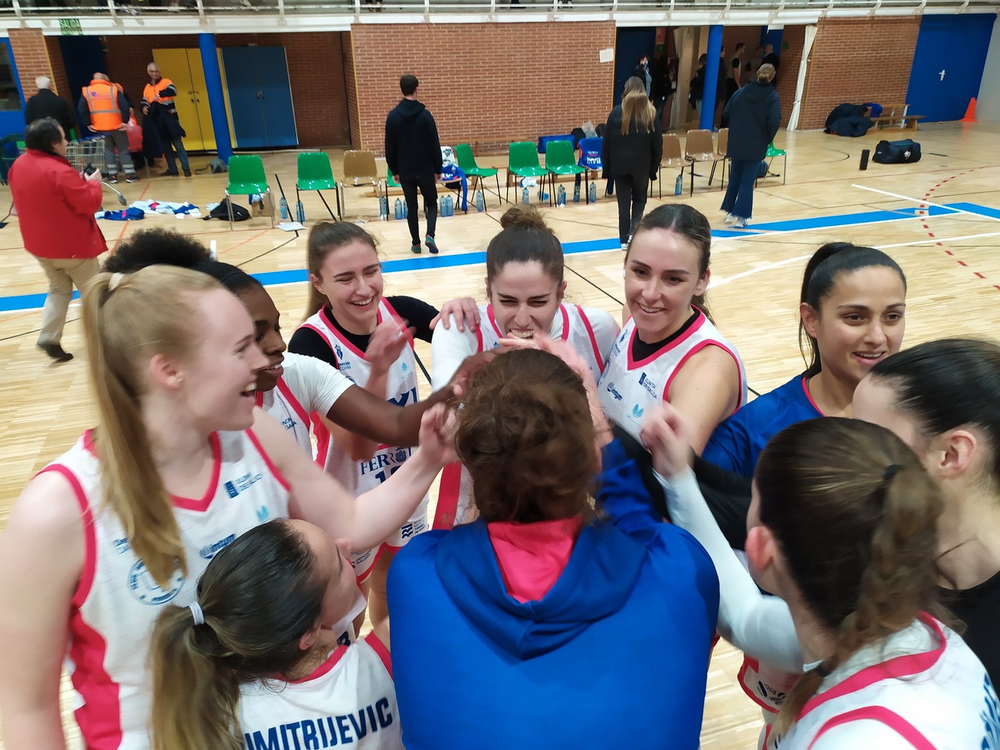 Las jugadoras celebran la victoria (foto: Baxi Ferrol)