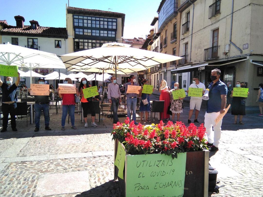 Los comerciantes ambulantes del mercado de Plegarias se manifiestan junto al Ayuntamiento en busca de soluciones