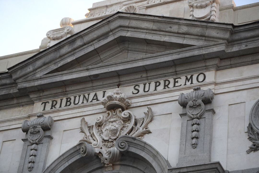 Detalle de la parte superior de la fachada del Tribunal Supremo