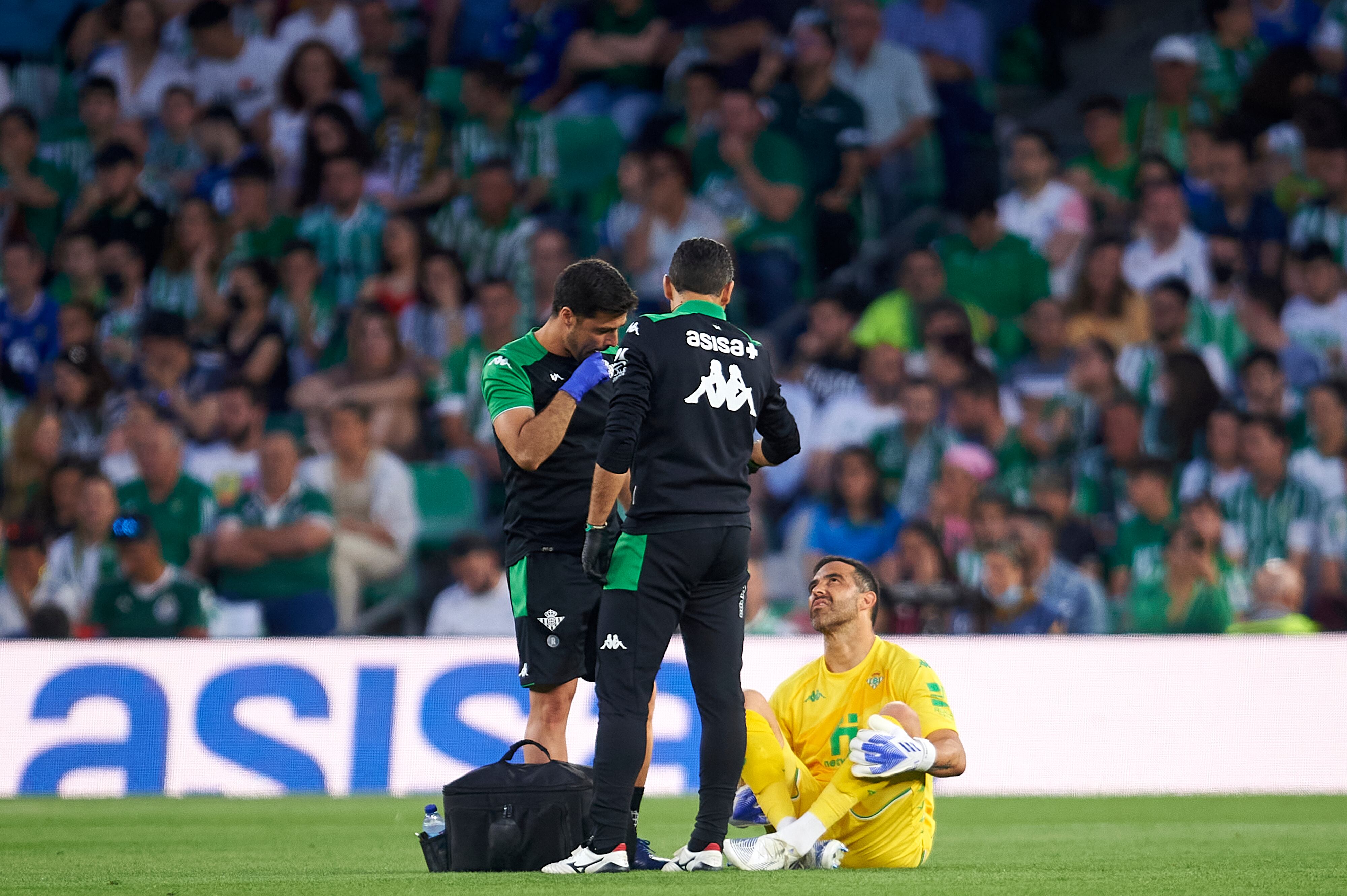 Claudio Bravo, lesionado en el campo