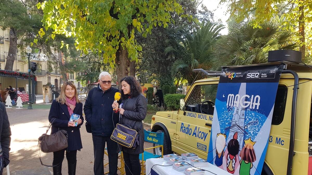 Radio Alcoy presenta Magia, la guía de Navidad de 2022, en un programa especial desde el Mercat de Nadal