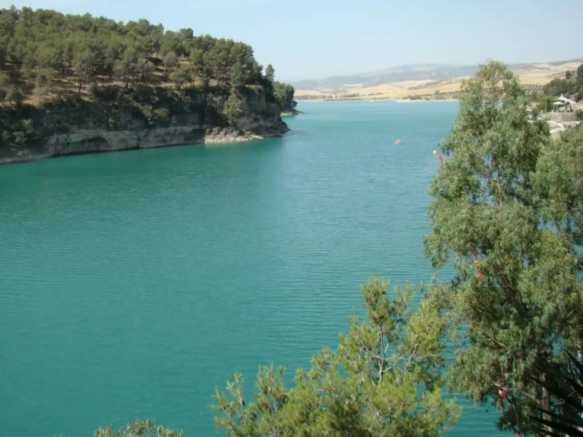 Los pantanos Conde del Guadalhorce y la Concepción desembalsan agua tras la subida de las reservas