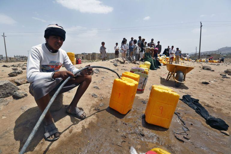 SAN13. Sana&#039;a (Yemen), 06/06/2015.- Yemenis fill jerrycans with water from a source donated by a benefactor amid ongoing disruption to water supplies, in Sana&#039;a, Yemen, 06 June 2015. According to reports ome twenty million Yemenis, nearly 80 percent of th