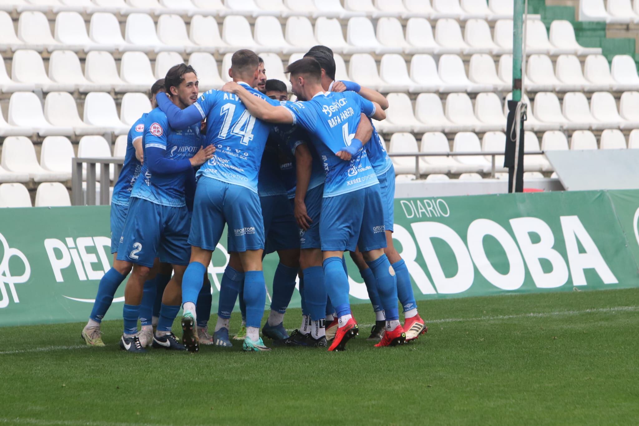 Jugadores del Xerez DFC celebrando uno de los goles ante el Córdoba B