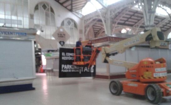 Retirada pancarta en el interior del mercado central