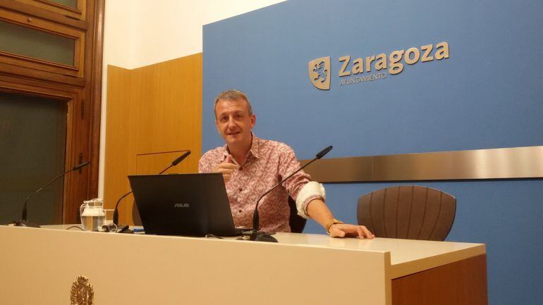 El concejal Fernando Rivarés se ha comprometido a mediar entre empresas adjudicatarias del Parking Norte y Valdespartera y la Federación de Interpeñas