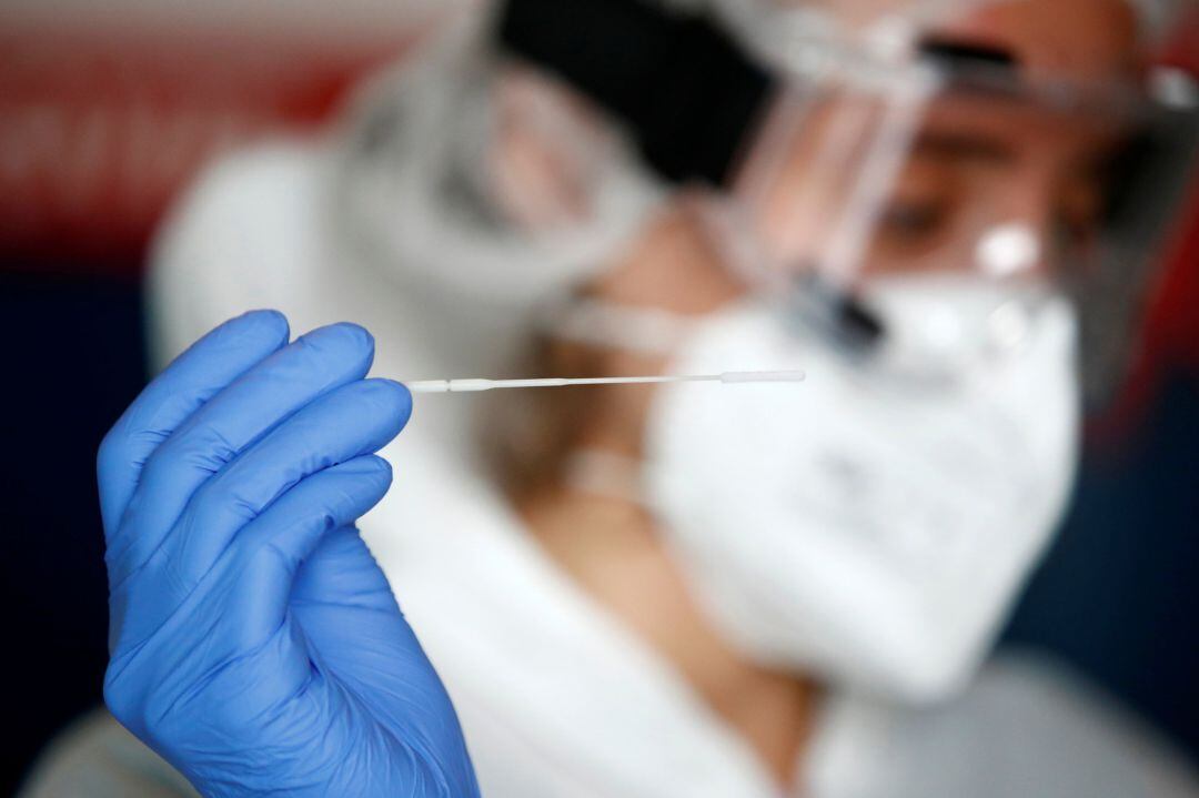 Un sanitario se prepara para realizar una PCR