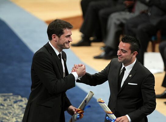 Los jugadores de la selección española de fútbol Iker Casillas (i) y Xavi Hernández (d) se felicitan tras recoger el premio Príncipe de Asturias de los Deportes 2012.