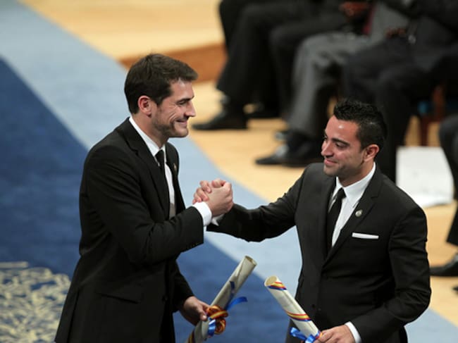 Los jugadores de la selección española de fútbol Iker Casillas (i) y Xavi Hernández (d) se felicitan tras recoger el premio Príncipe de Asturias de los Deportes 2012.