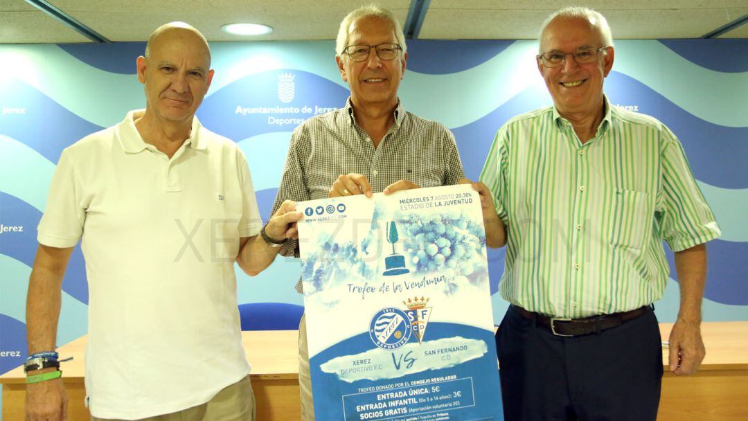 Rafael Coca junto a los directivos Juan Bellido y Tomás Villena
