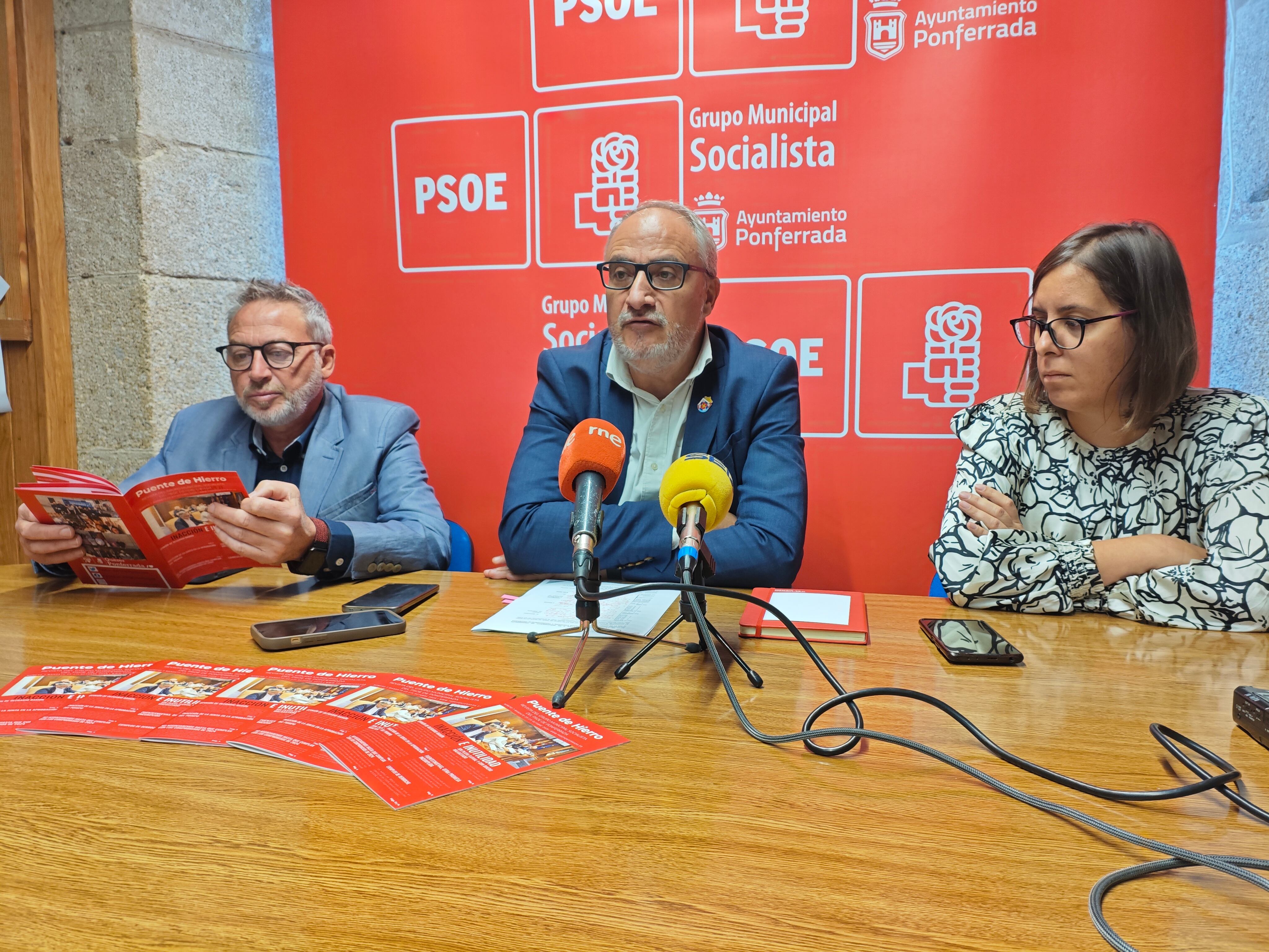 Olegario Ramón flanqueado por los concejales Silvia Blanco y José Antonio Cartón