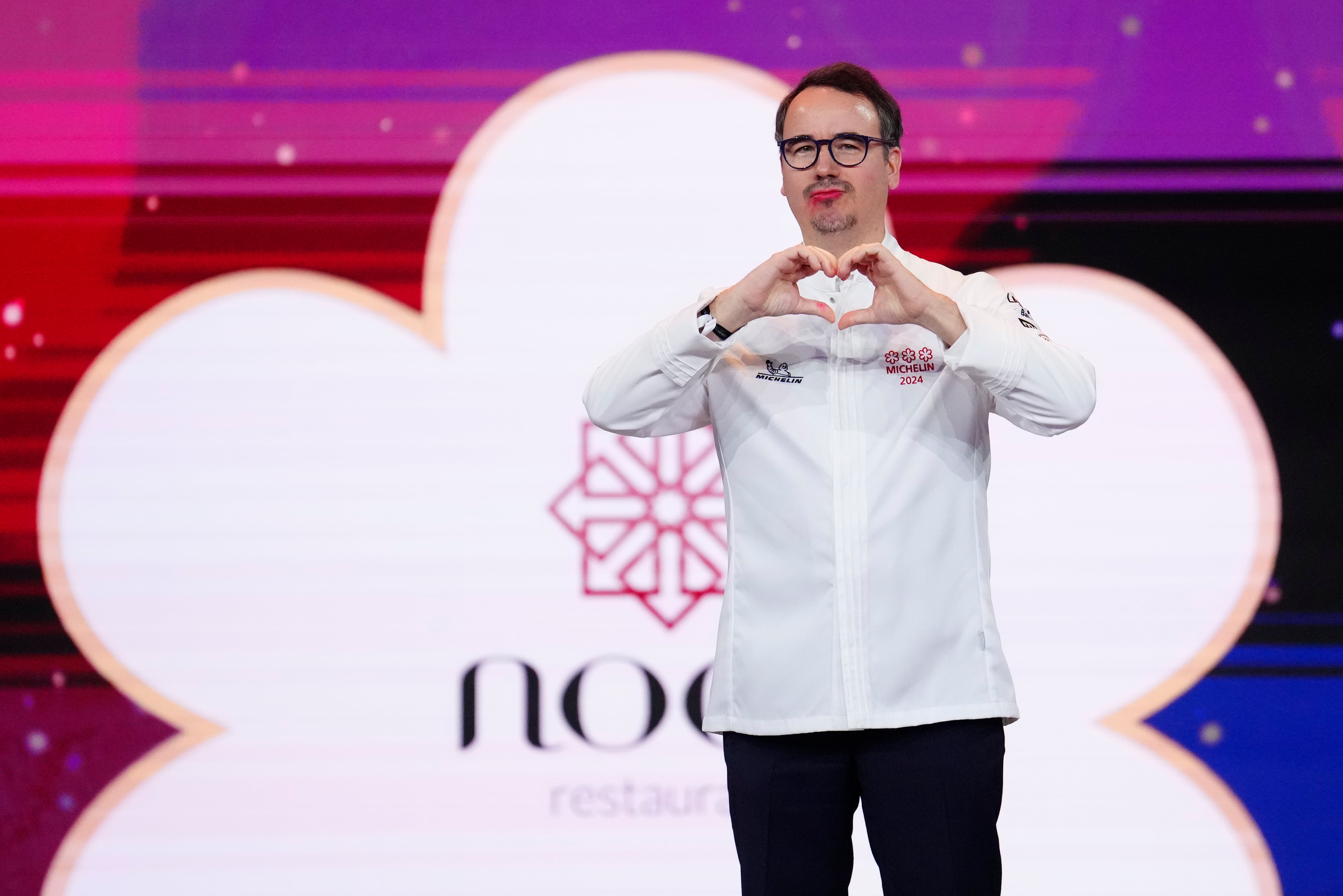 Paco Morales, tras recibir su tercera estrella Michelín durante la gala de las estrellas Michelin 2024 celebrada en Barcelona.