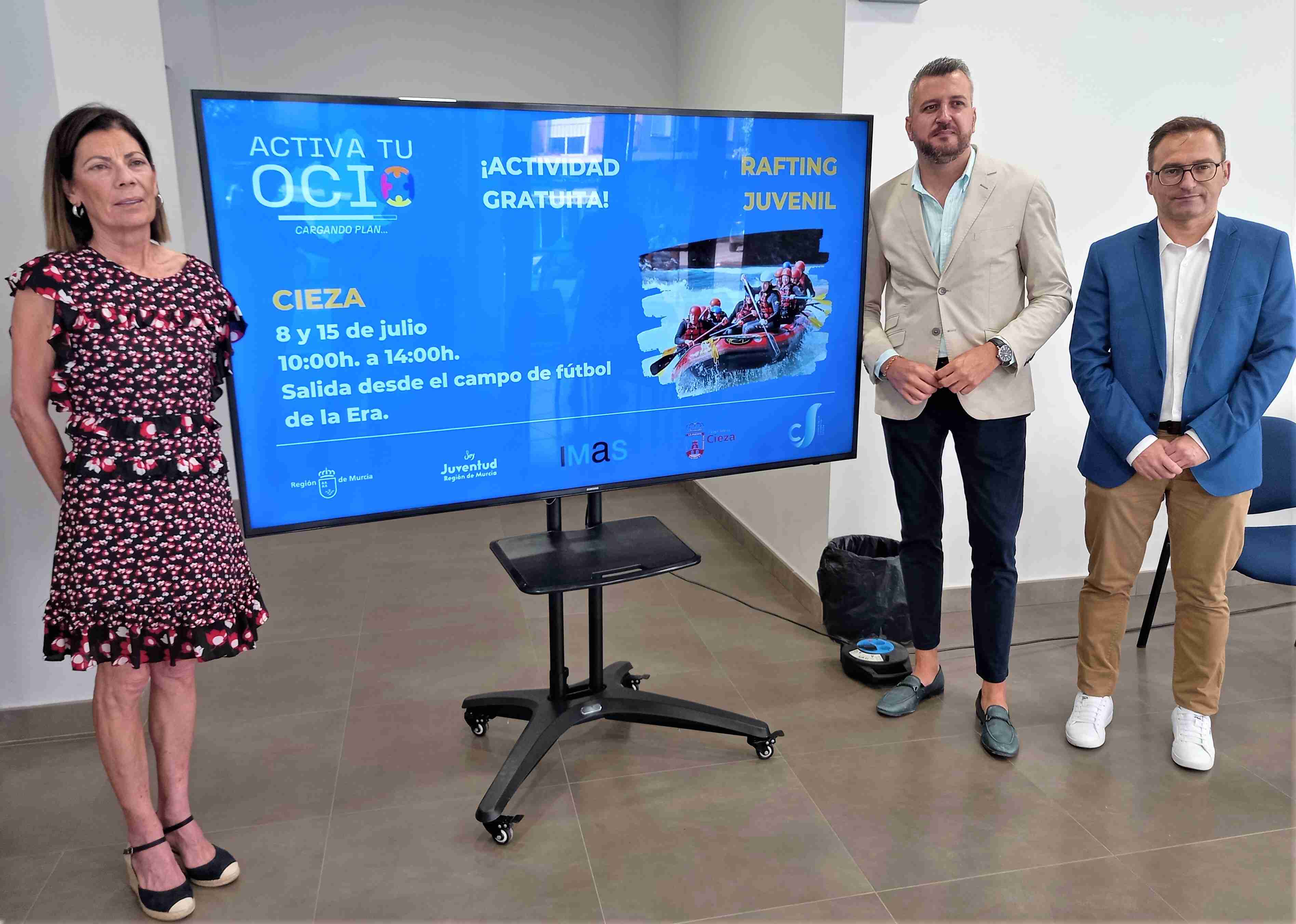 Los concejales de Juventud, Cristo Manuel Lucas y Discapacidad, Amparo Pino, junto al director General de Juventud de la Región de Murcia, José Manuel López, durante la presentación