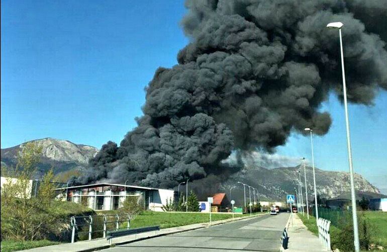 El incendio dejó una espectacular columna de humo negro