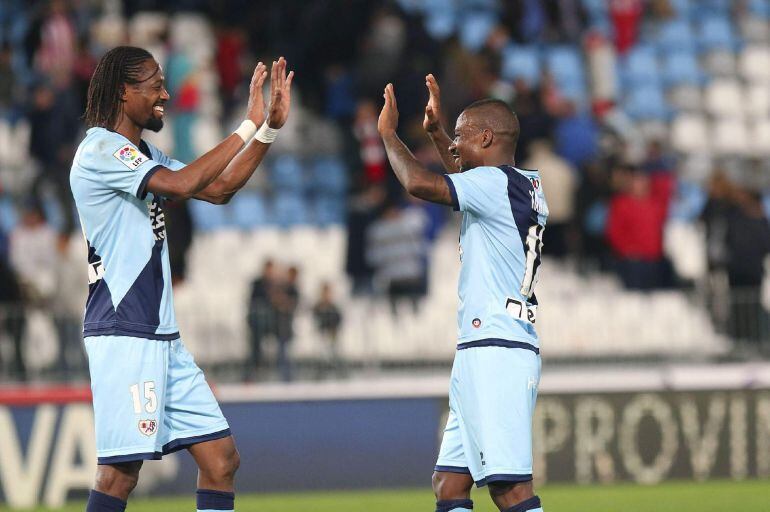 GRA430. ALMERÍA, 01/12/2014.- Los jugadores del Rayo Vallecano, el francés Gael Kakuta (d) y el angoleño Alberto Manucho, celebran la victoria del equipo vallecano, a la finalización del partido de liga de Primera División, que han disputado esta noche fr