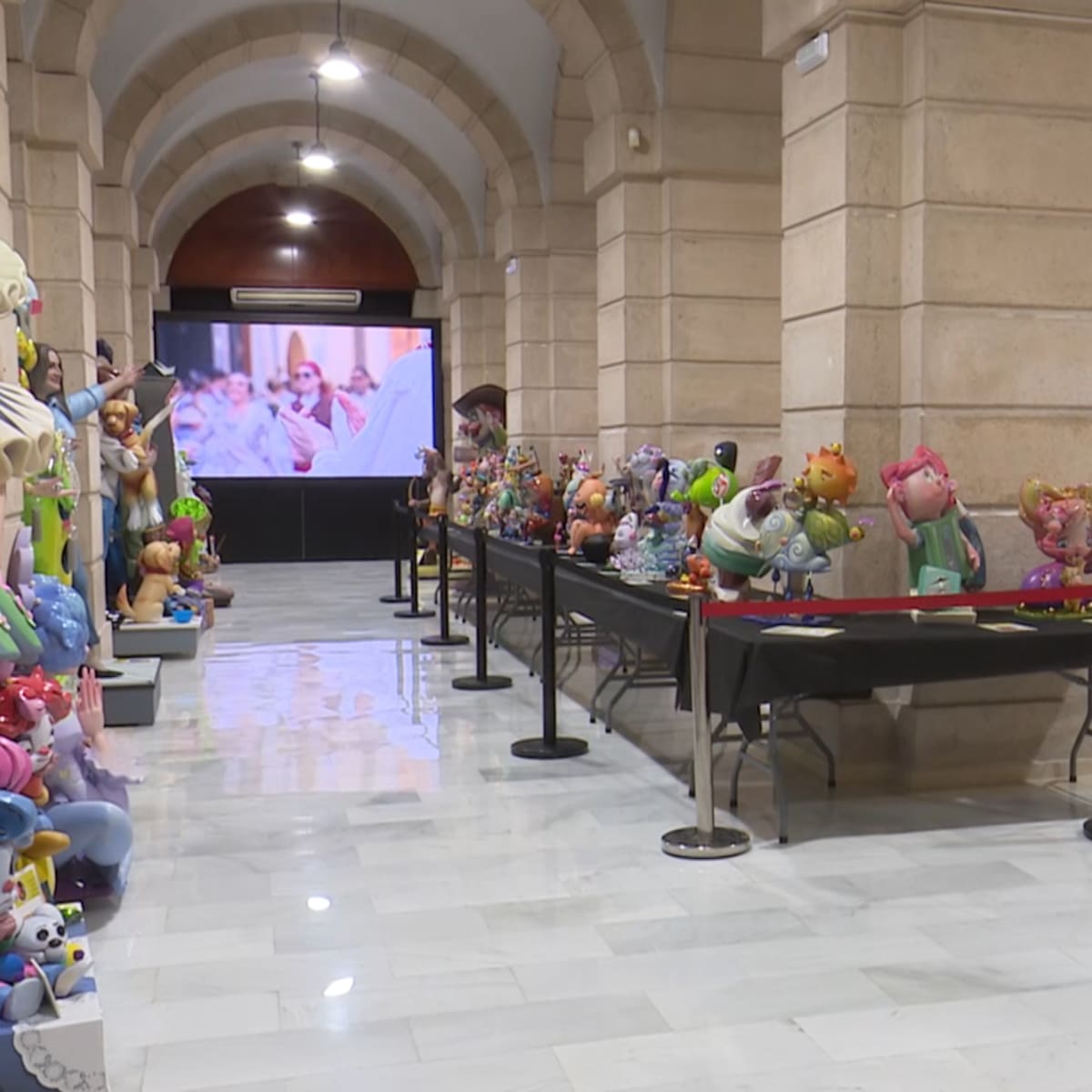 Los turistas y la ciudadanía disfrutan de la exposición del Ninot de Gandia