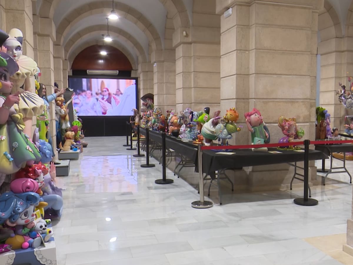 Los turistas y la ciudadanía disfrutan de la exposición del Ninot de Gandia