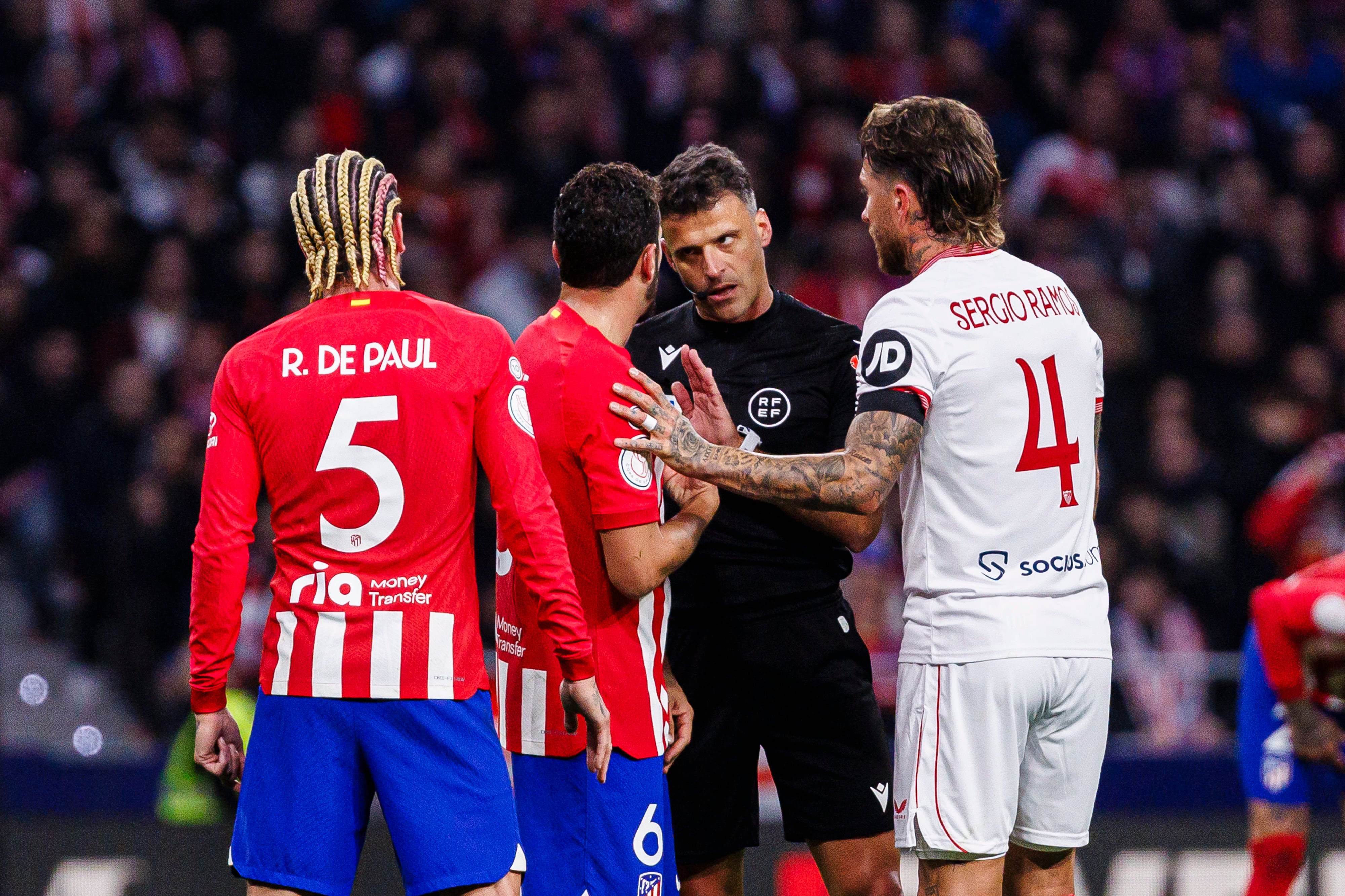 Gil Manzano explica su decisión a los jugadores de Sevilla y Atlético de Madrid