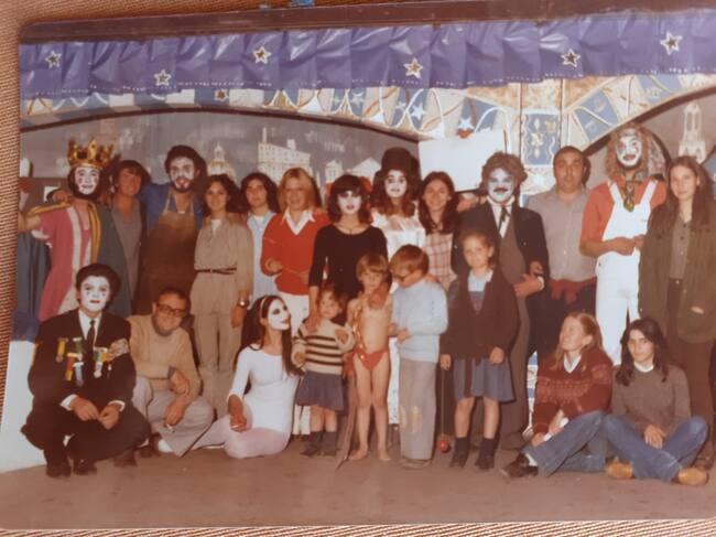 Clunia, "La verdad vestida", en el centro, con cara blanca y chistera