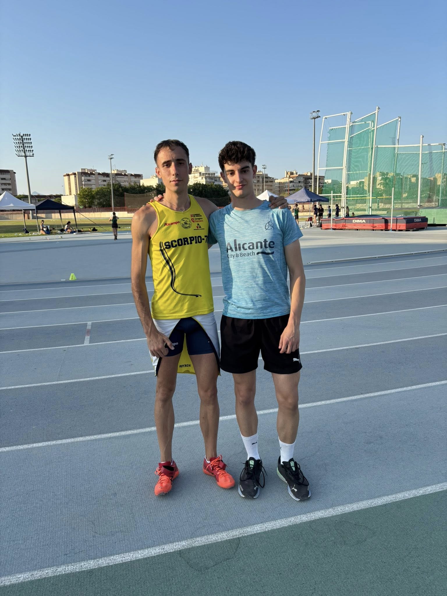 Chimo, con un compañero