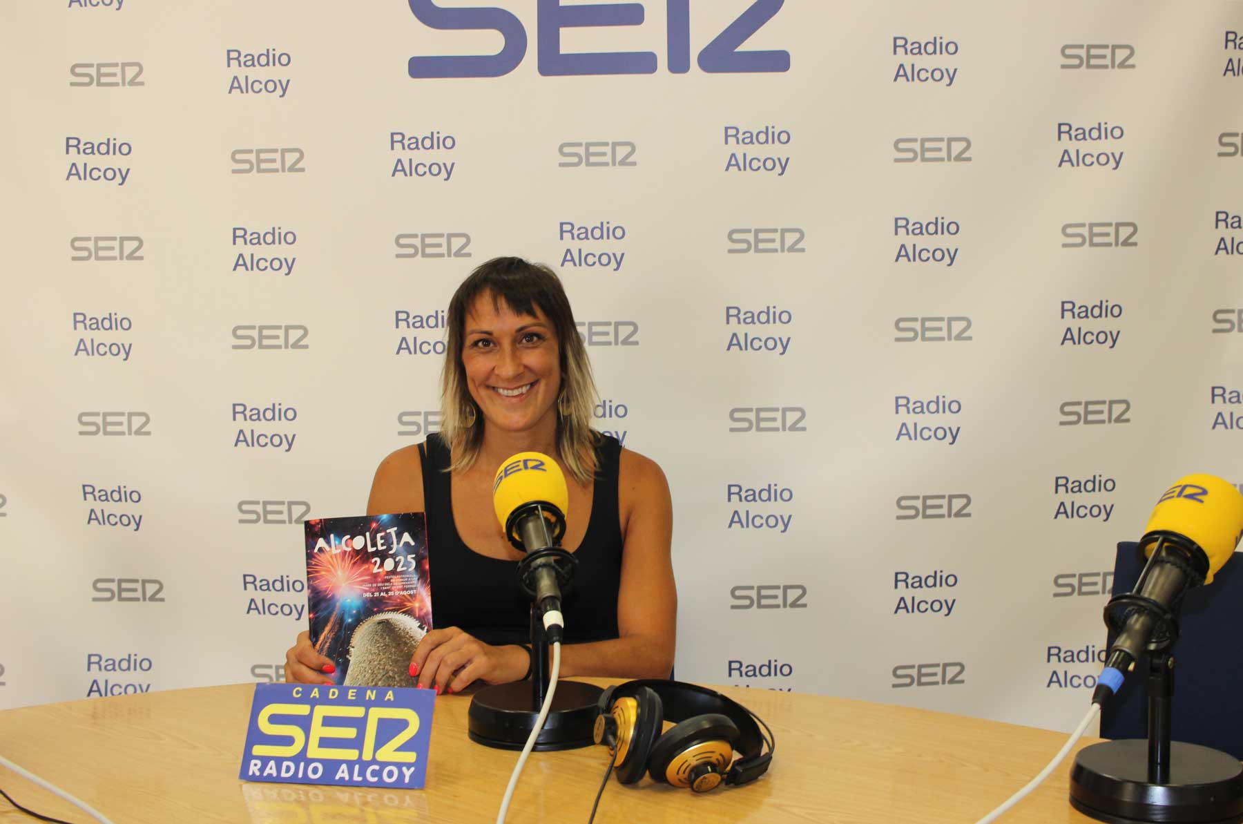 Gema Baldó, alcaldessa d&#039;Alcoleja, en l&#039;estudi central de Radio Alcoy amb una revista de festes