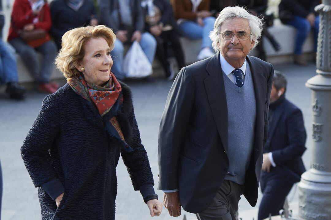 Esperanza Aguirre y su marido en una foto de archivo de abril de 2019