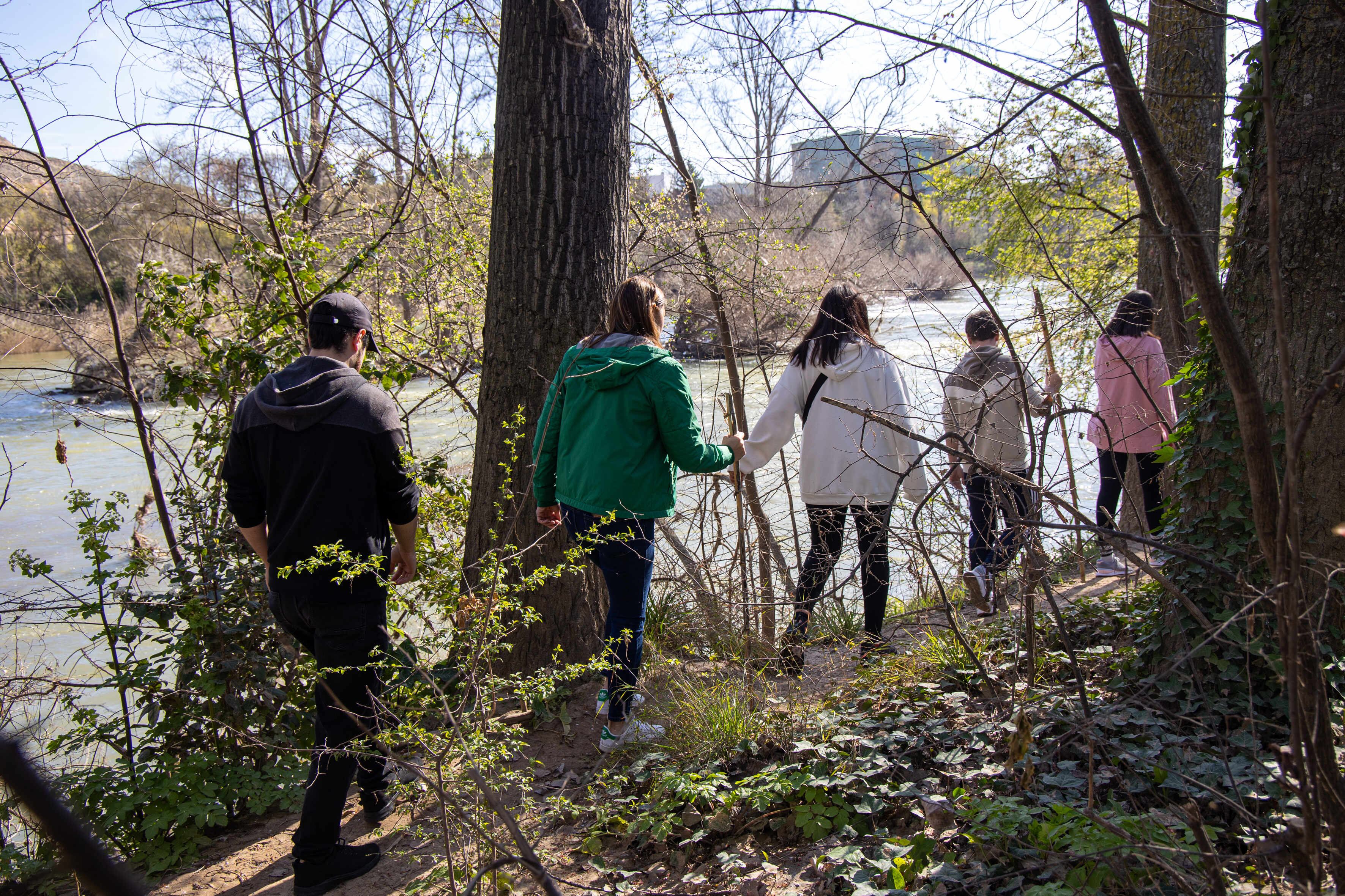 LOGROÑO, 16/03/2024.- Voluntarios participan este sábado en una nueva jornada de búsqueda por las orillas de Río Ebro, cuando se cumplen dos semanas de la desaparición del joven Javier Márquez en Logroño, desaparecido durante la madrugada del pasado 2 de marzo. EFE/Raquel Manzanares
