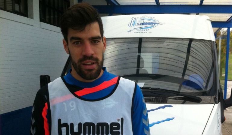 El capitán del Alavés, Manu García, posando en Ibaia.