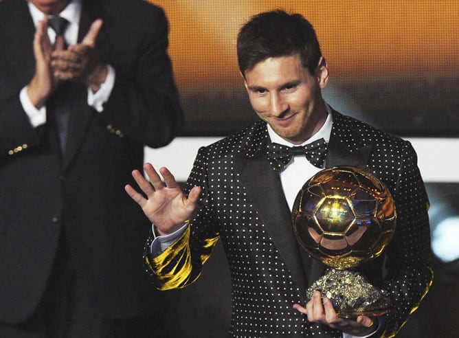 El jugador argentino del FC Barcelona, Lionel Messi, posa con el trofeo FIFA Balón de Oro, que le distingue como el mejor jugador del mundo por cuarta vez consecutivo.