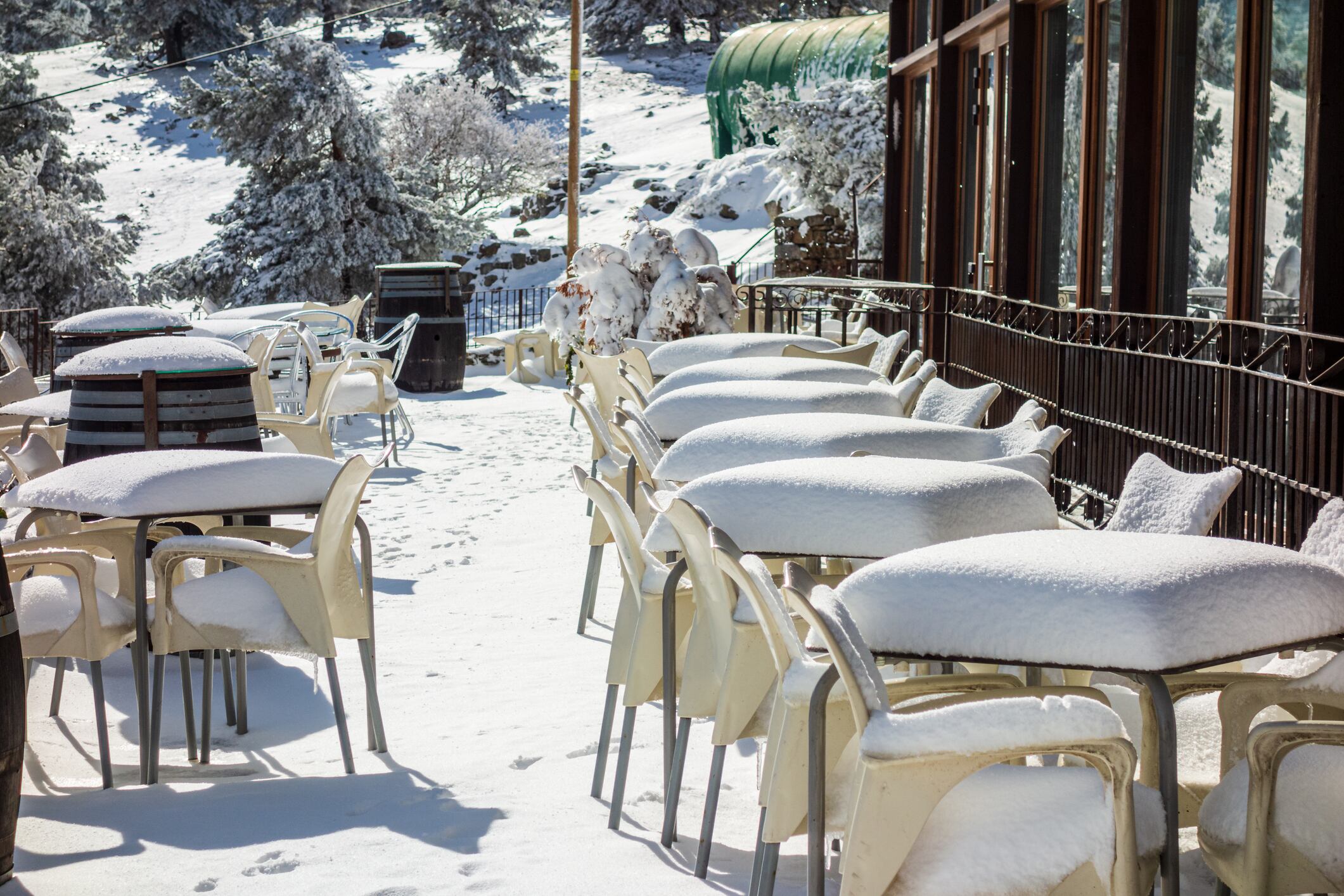 Terraza de un bar después de una nevada en Navacerrada (Madrid).