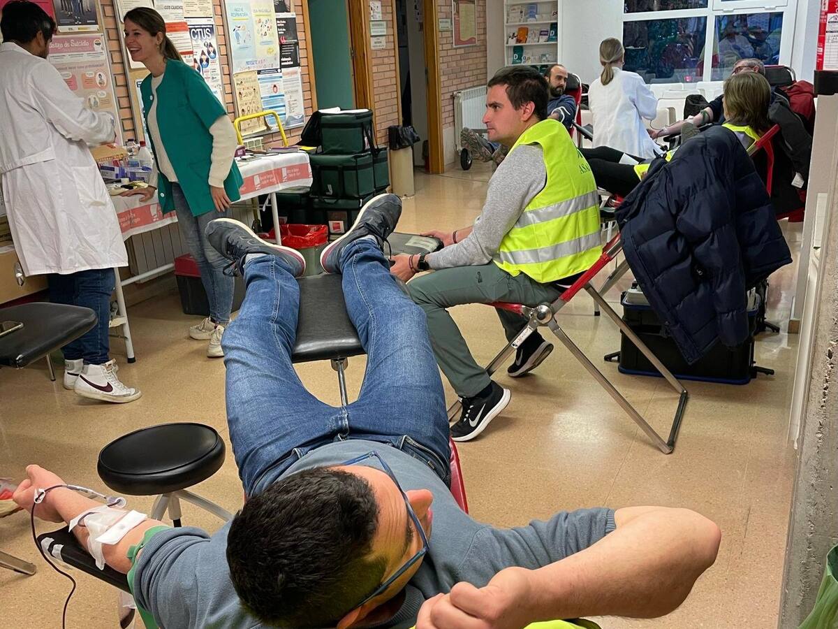 Entre 50 y 60 donaciones de sangre en Ayerbe con agricultores que llegaron con sus tractores
