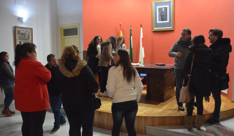 Reunión en las caballerizas de los Niños de Don Gome con los beneficiados de las ayudas al alquiler