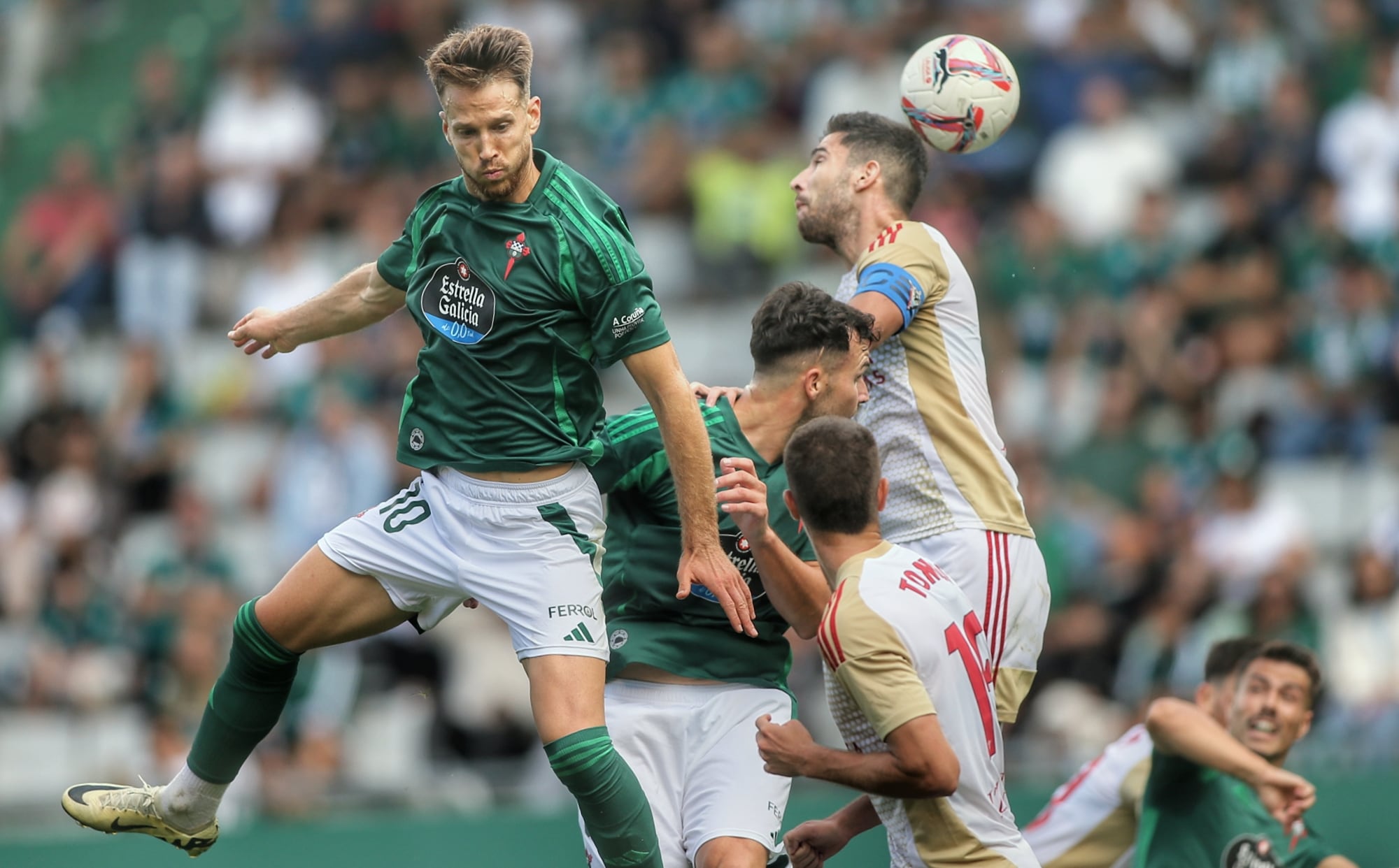 Josep Señé, en una jugada del Racing-Mirandés en A Malata (foto: Mero Barral / Cadena SER)