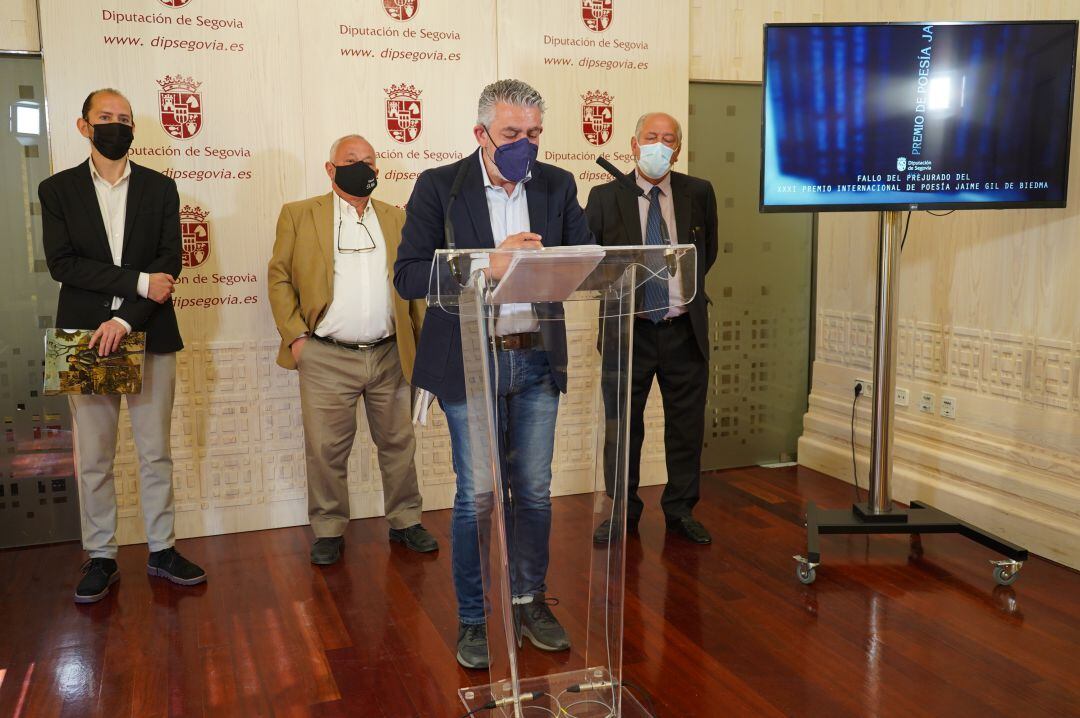 El Diputado de Cultura José María Bravo presenta los títulos finalistas al Premio de poesía