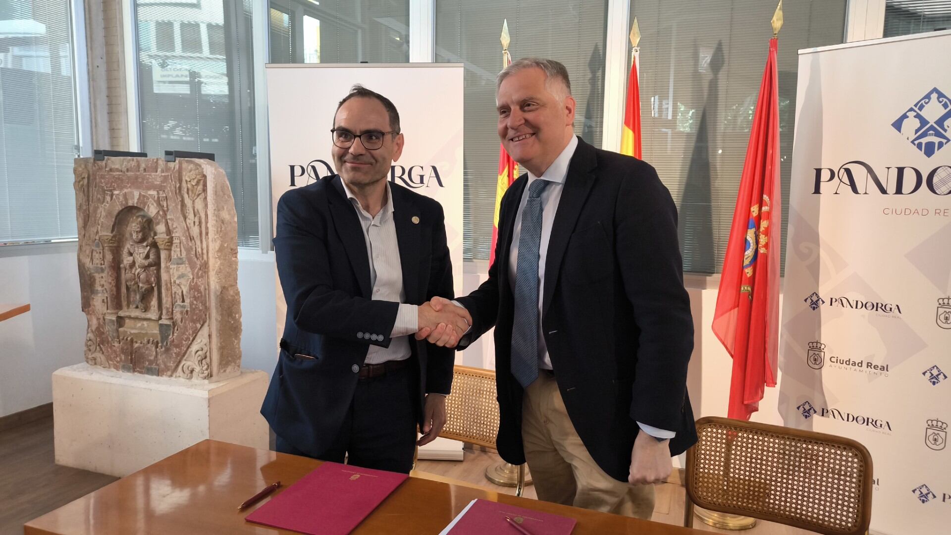 Francisco Cañizares, alcalde de Ciudad Real junto a Julián Amores, presidente del BM Caserío tras la firma del protocolo