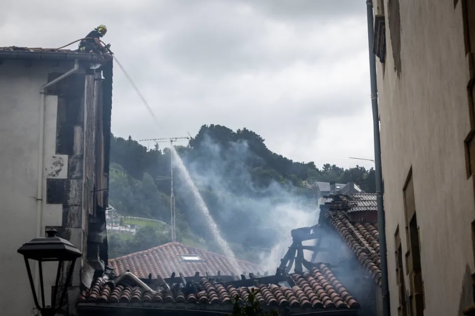 Cinco personas han resultado heridas en un incendio registrado este domingo en un edificio de viviendas del casco antiguo de Mutriku (Gipuzkoa). EFE/Javier Etxezarreta