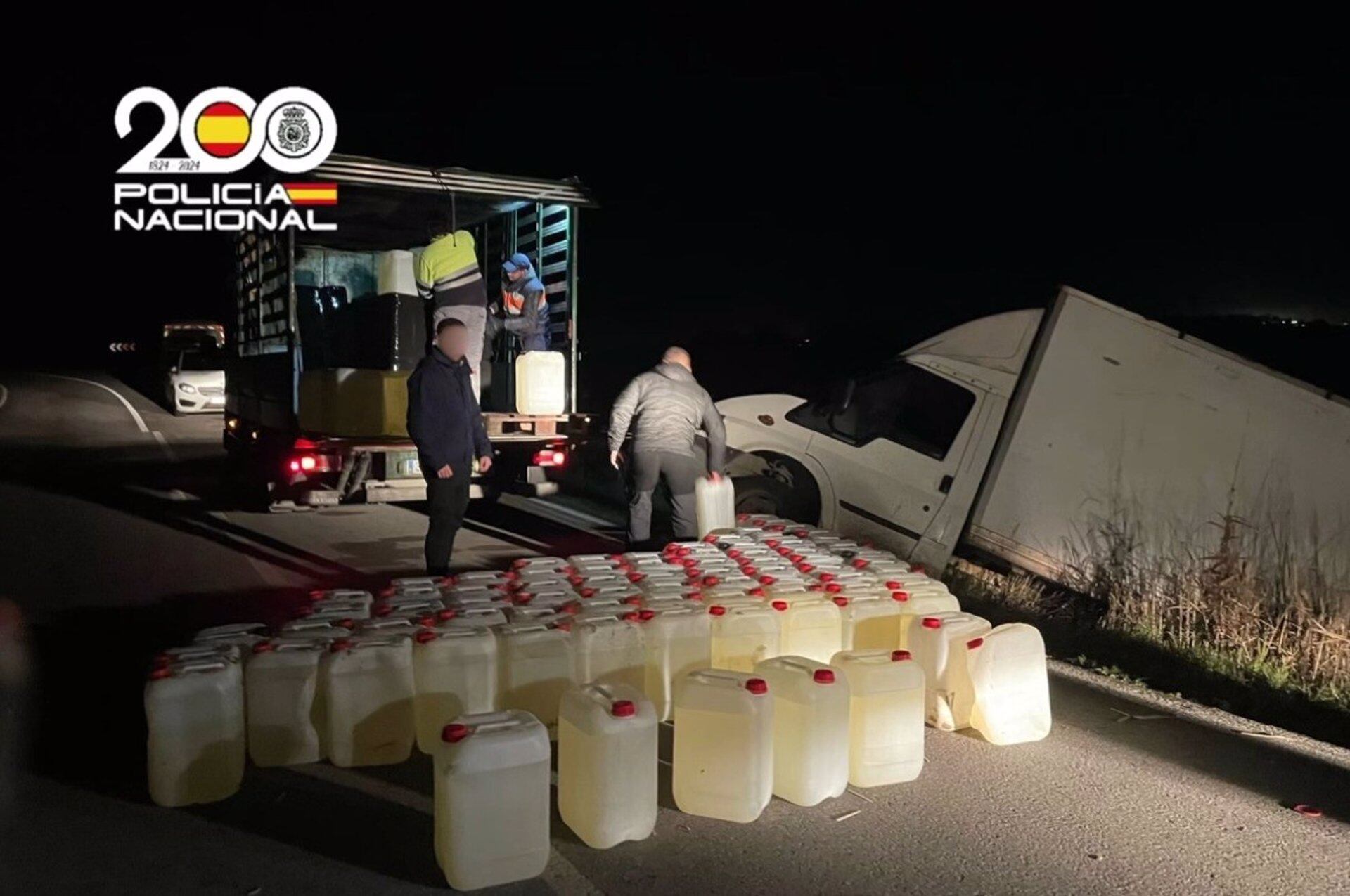 Garrafas de gasolina incautadas en una operación en el río Guadalete