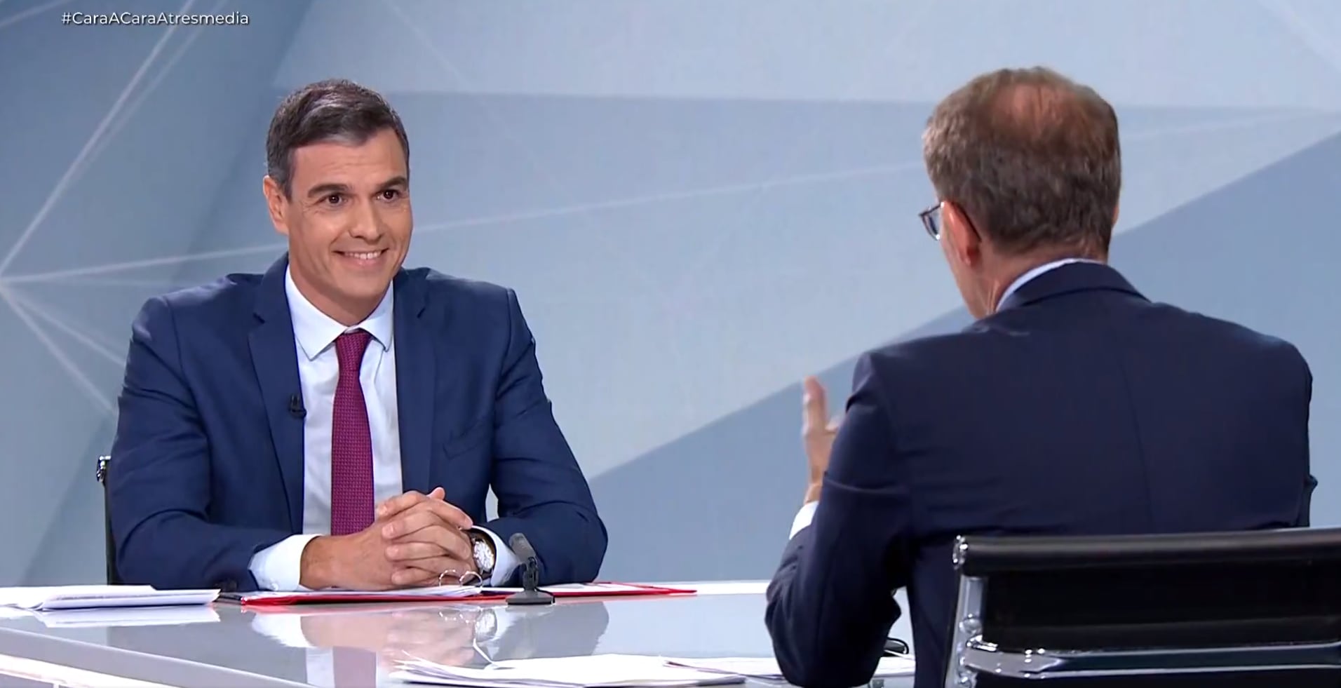 Sánchez, sonriente, en un momento del debate