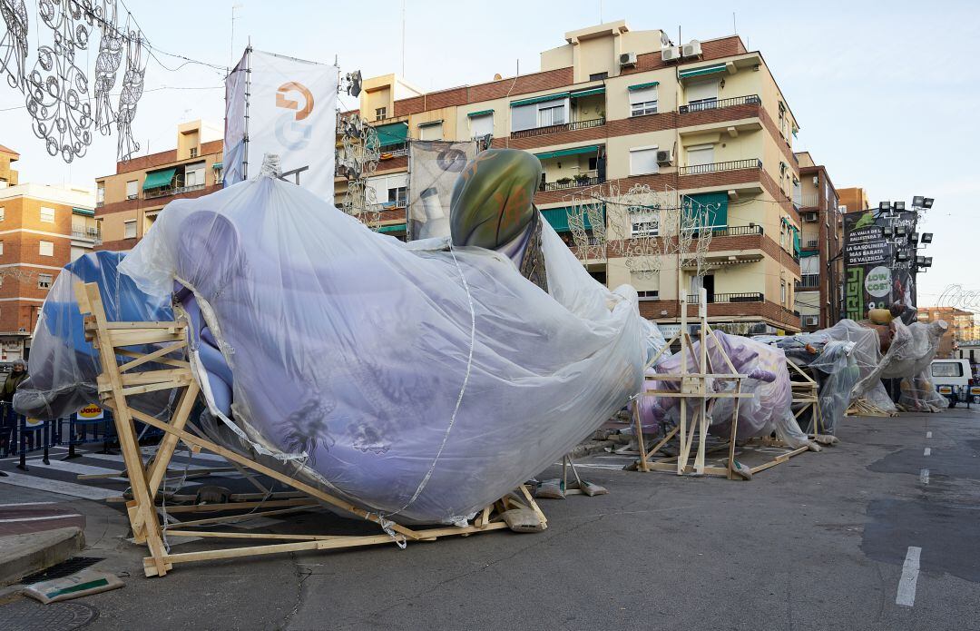 Las fallas de 2020 tuvieron que ser devueltas a los talleres falleros después de la suspensión de la fiesta por el coronavirus.